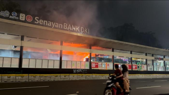 Halte Senayan Bank DKI Dibakar